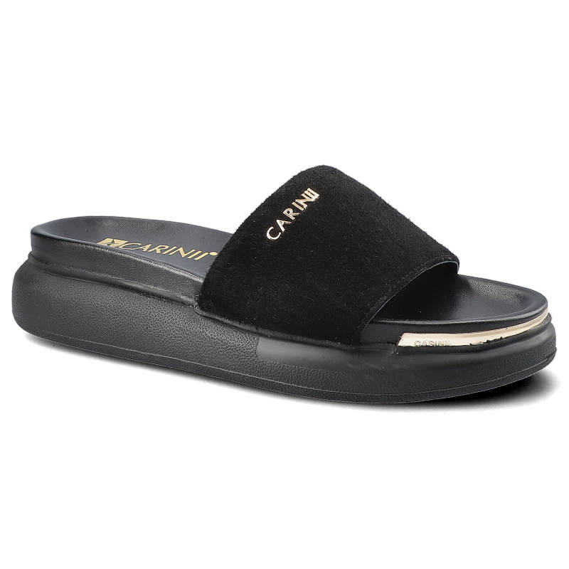 Klapki damskie Carinii, naturalna skóra zamszowa w czarnym kolorze z szerokim paskiem z logo oraz grubą lekką podeszwą zapewniającą stabilność, czarn
