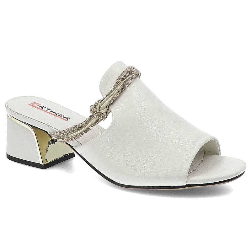 Klapki damskie Artiker, wykonane ze skóry naturalnej licowej z odkrytym przodem ozdobnym paskiem z aplikacją biżuteryjną i geometrycznym obcasem, bia