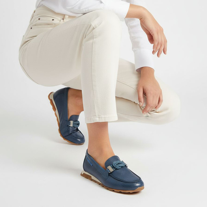 Półbuty damskie Hispanitas, ze skóry naturalnej o fakturze ziarnistej z niską cholewką i paskiem na podbiciu oraz ozdobna klamra z przodu, niebieskie