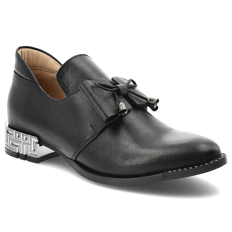 Półbuty damskie Armodo, na zdobionym płaskim obcasie licowe skórzane i na zamek, czarne lico, 1399