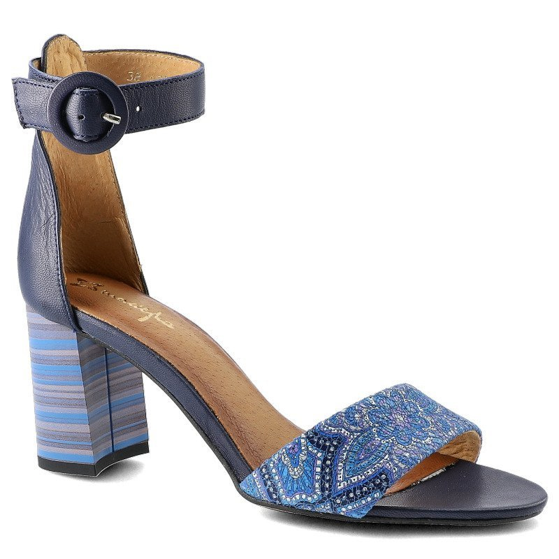 Sandały damskie Maciejka, wykonane z materiału o gładkiej powierzchni z fakturowaną wstawką na przodzie z regulowanym paskiem przy kostce, granatowe,