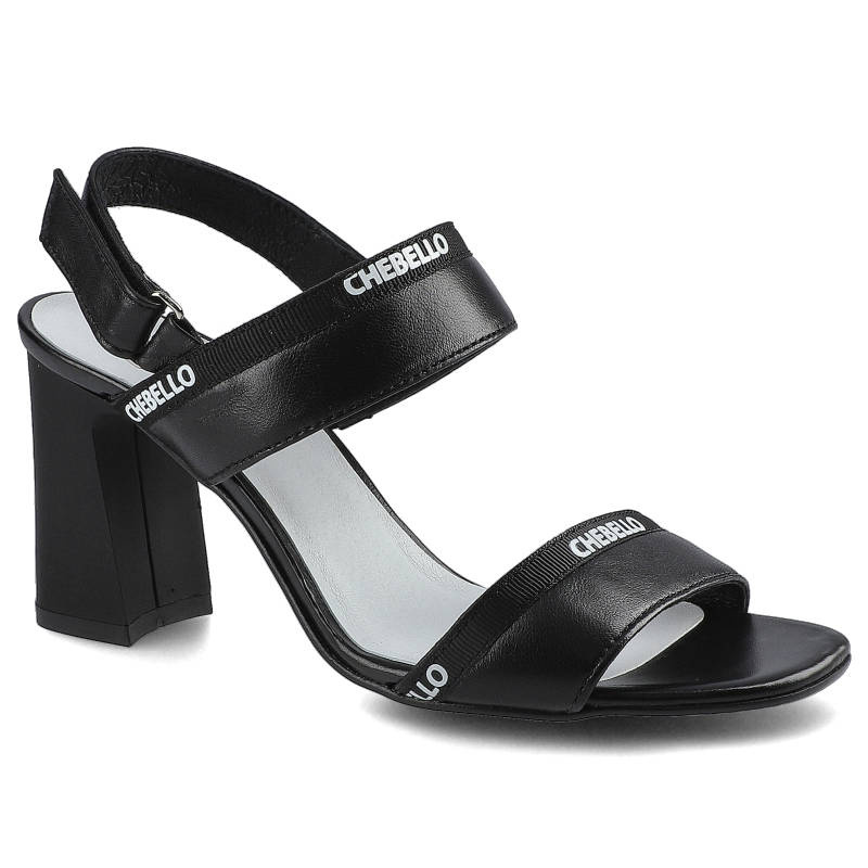 Sandały damskie Chebello, naturalna skóra licowa w czarnym kolorze z szerokimi paskami z logo regulowanym zapięciem wokół kostki oraz stabilnym obcas