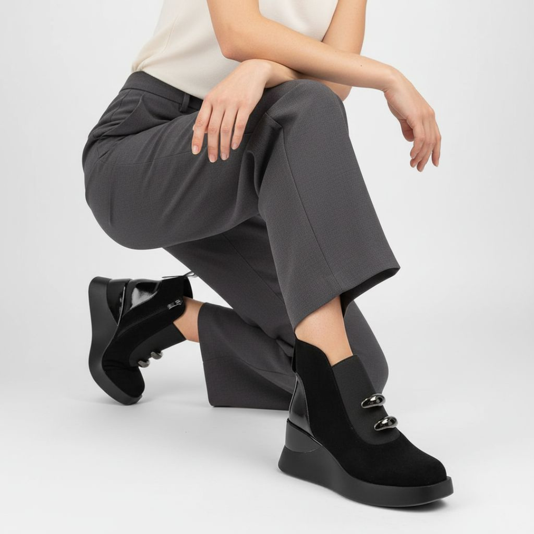 Botki damskie S. Barski, na koturnie z gumą w cholewce lakierowanej ze skóry, czarne, MR52-106