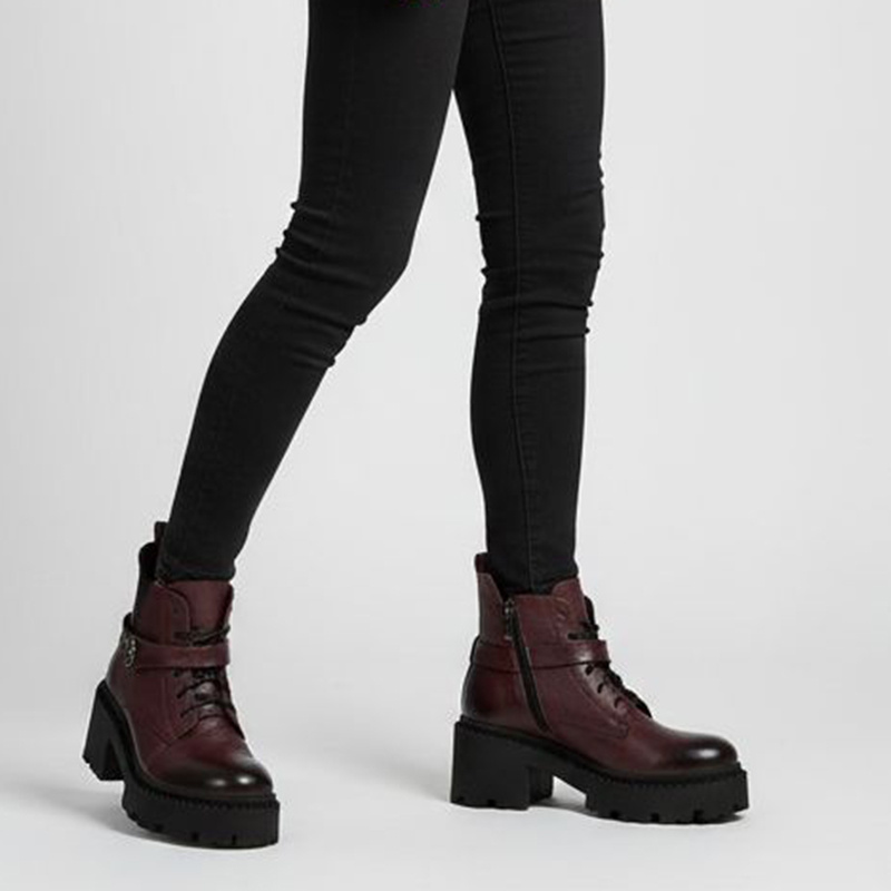 Botki damskie Armodo, ze skóry licowej na klocku z broszką na suwak ocieplane z okrągłym noskiem, bordowe, 60557-V