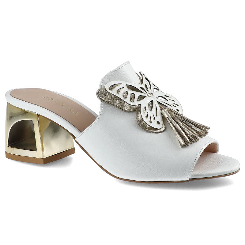 Klapki damskie Damiss, naturalna skóra licowa z dekoracyjną aplikacją w formie motyla i frędzli oraz stabilnym obcasem o geometrycznym kształcie, bia