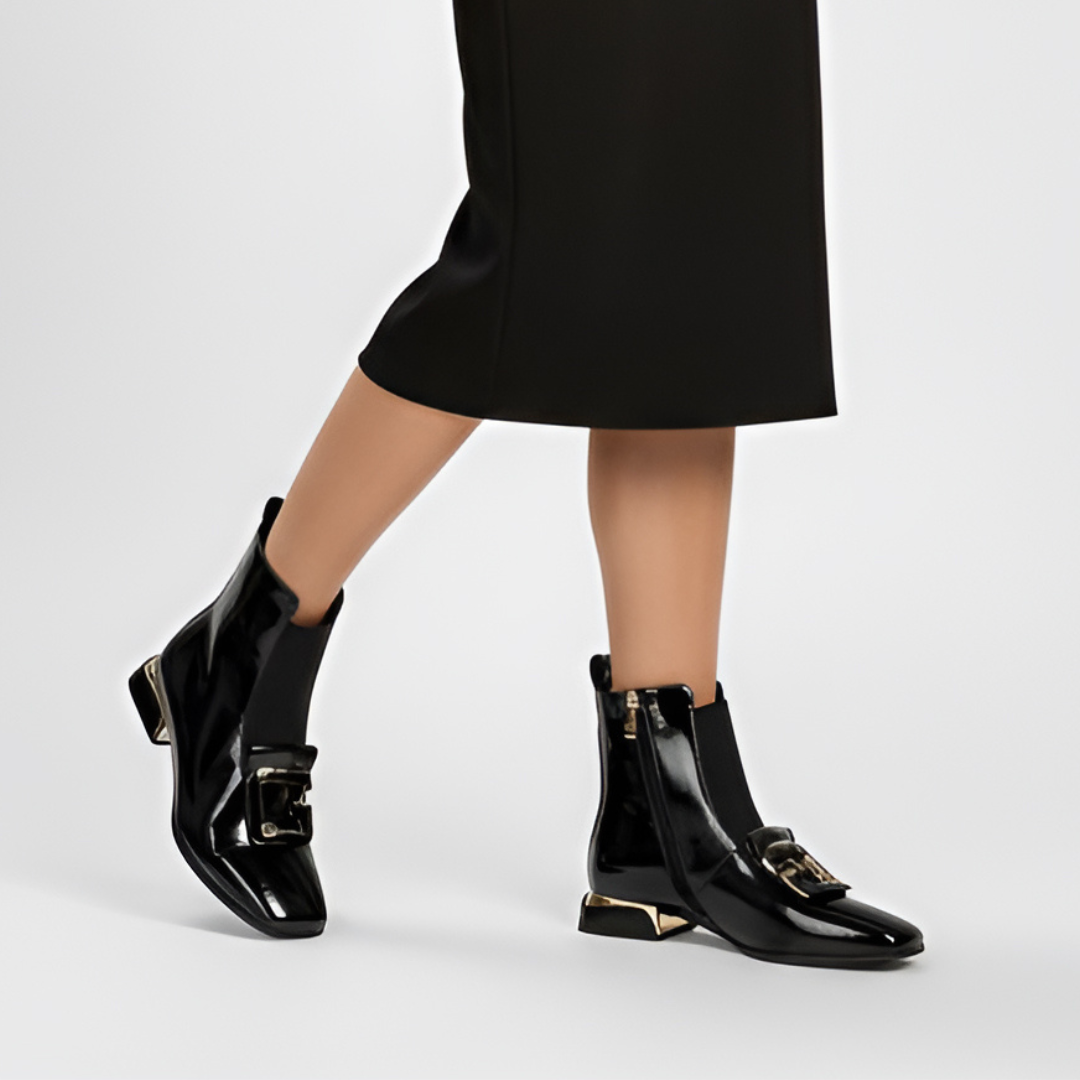 Botki damskie S. Barski, lakierowane na płaskim obcasie z ozdobną i gumką w cholewce , czarne, MR52-216