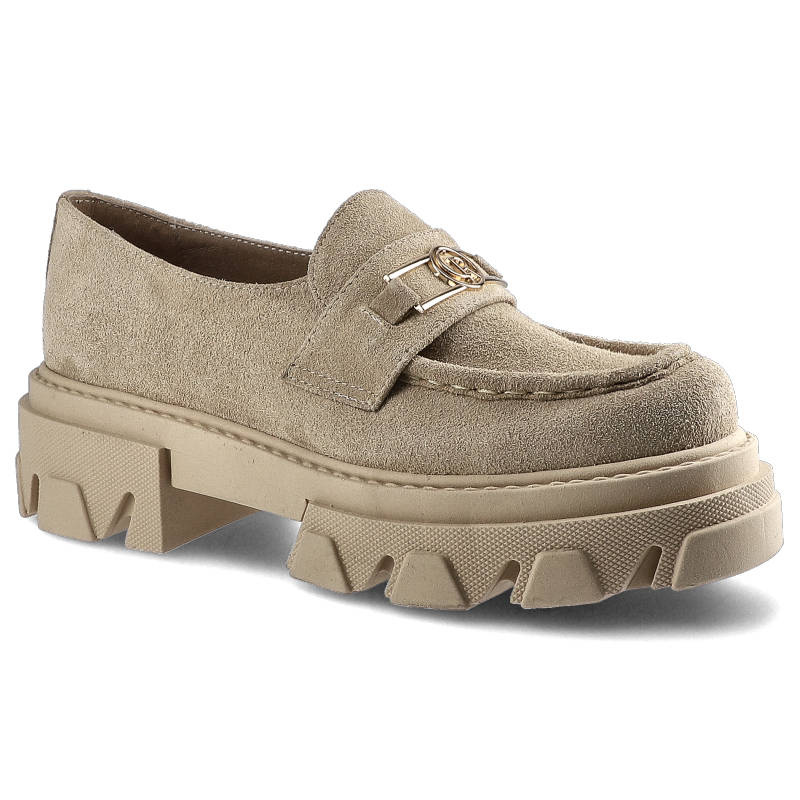 Półbuty damskie Carinii, naturalna skóra zamszowa w beżowym odcieniu z paskiem z metalową klamrą na podbiciu oraz masywną podeszwą z głębokim bieżnik