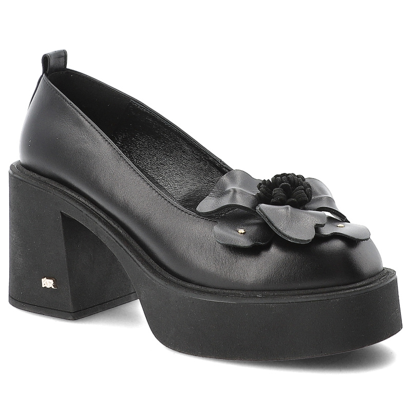 Półbuty damskie Karino, skórzane z ozdobnym kwiatem na wysokim klocku wsuwane i z okrągłym noskiem, czarne lico, 5771-076-P