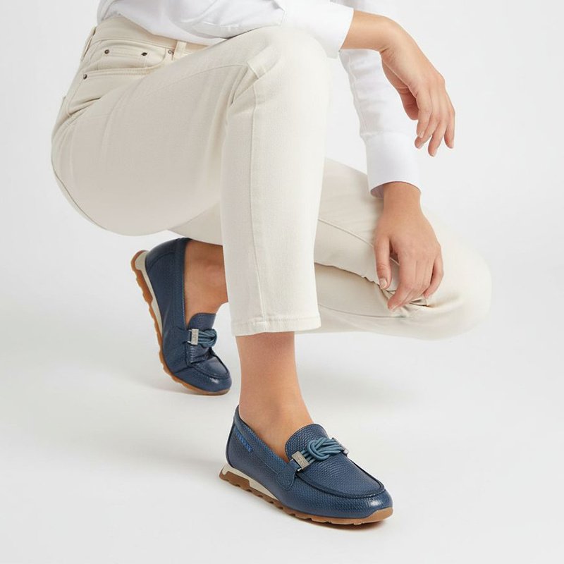 Półbuty damskie Hispanitas, ze skóry naturalnej o fakturze ziarnistej z niską cholewką i paskiem na podbiciu oraz ozdobna klamra z przodu, niebieskie