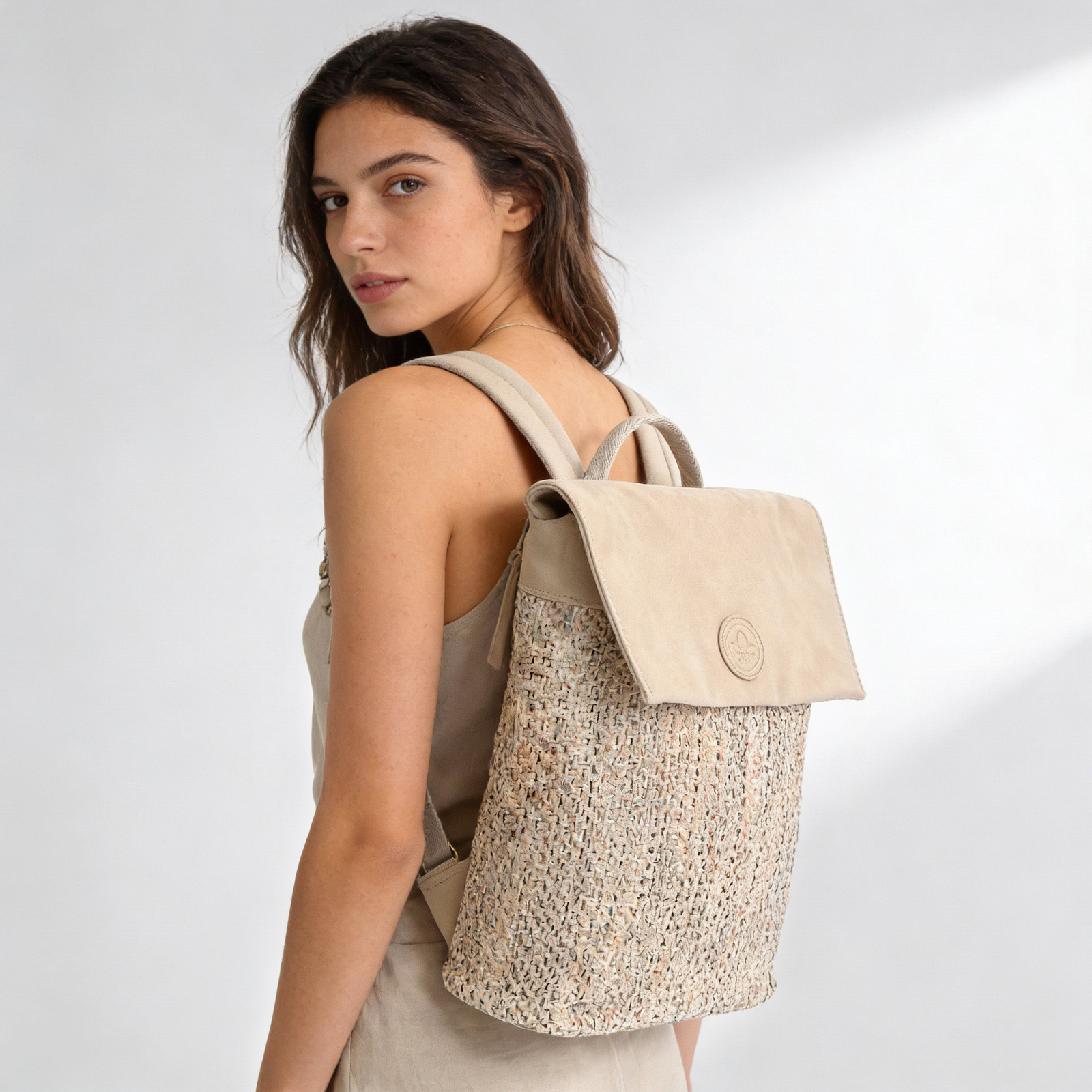 Plecak damski Rieker, z materiału syntetycznego o miękkiej strukturze z klapą i regulowanymi szelkami lekka forma do codziennego użytkowania, beżowy,