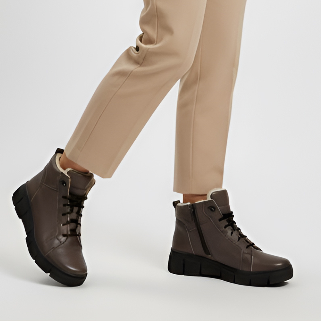 Trzewiki damskie Wasak, futerko wewnątrz i płaski stabilny obcas, brązowe, 699