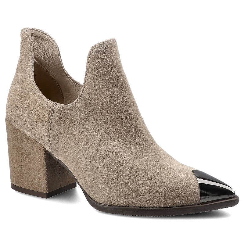 Botki damskie Karino, zamszowe na stabilnym słupku z wyciętą cholewką i metalowym noskiem, brązowe, 3536-007-P