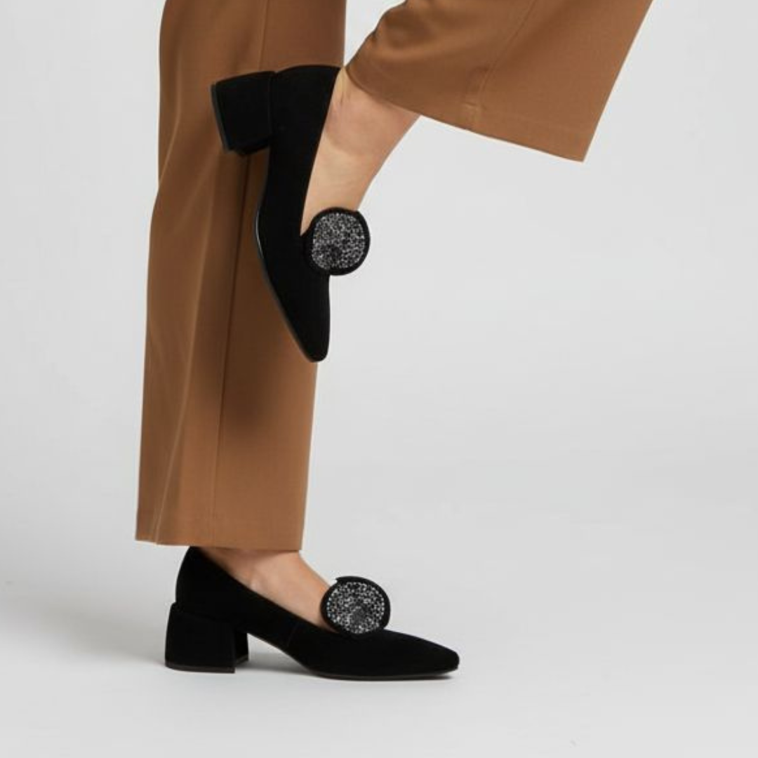 Czółenka damskie S. Barski, na klocku zamszowe z ozdobą i noskiem w szpic, czarne-srebrne, MR52-181