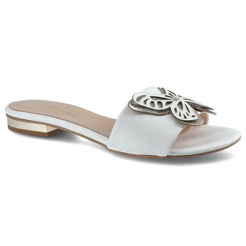 Klapki damskie Damiss, naturalna skóra licowa w białym kolorze z szerokim paskiem zdobionym ażurową metalową aplikacją oraz niską płaską podeszwą z d