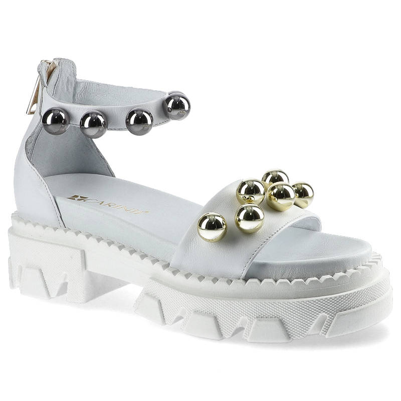 Sandaly damskie Carinii, naturalna skóra licowa w białym kolorze z paskami ozdobnymi metalowymi kulkami zapięciem na suwak oraz masywną podeszwą, bia