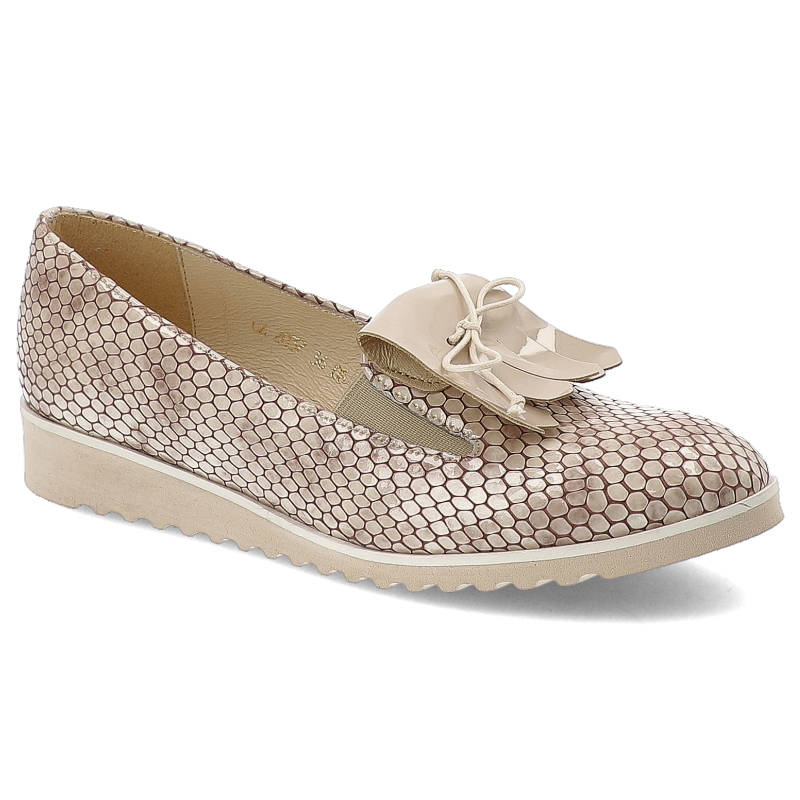 Półbuty damskie Gamis, lakierowana skóra naturalna ze wzorem łuski i ozdobą nad gumką ściągacza, beżowe, 2037
