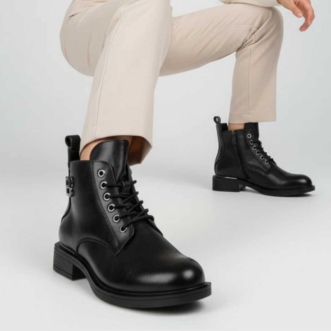 Botki damskie Vinceza, na płaskim obcasie ze skóry eko i ozdobna broszka, czarne, 58571-BK-PU