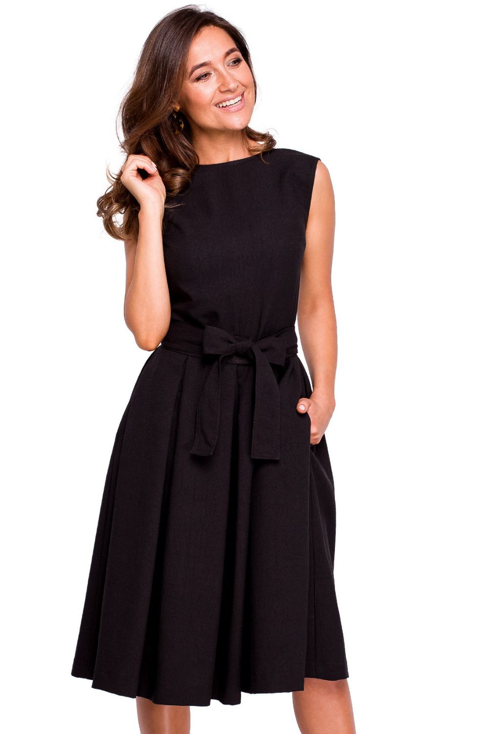 Lniana sukienka na lato rozkloszowana z dekoltem V i paskiem czarna