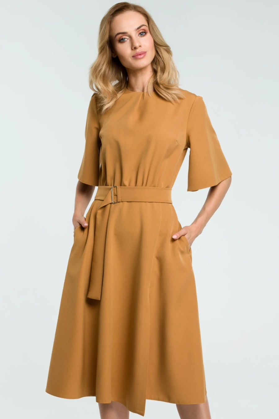 Sukienka elegancka rozkloszowana z paskiem brązowa