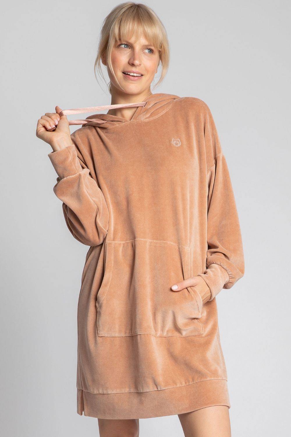 Welurowa sukienka kangurka z kapturem