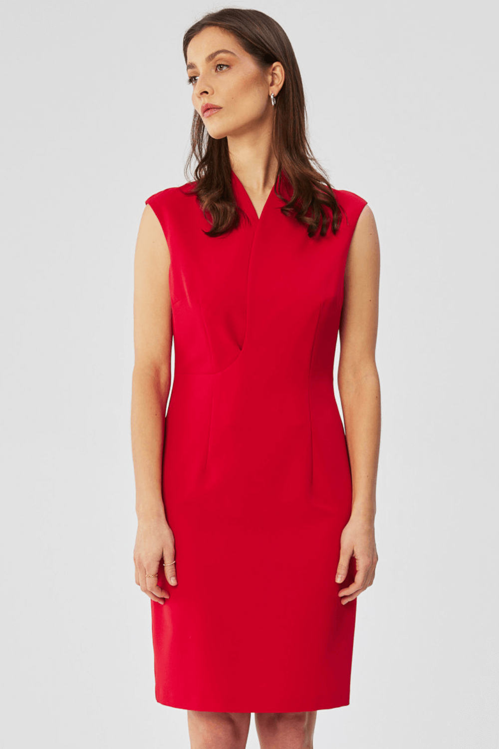 Elegancka ołówkowa sukienka midi bez rękawów czerwona