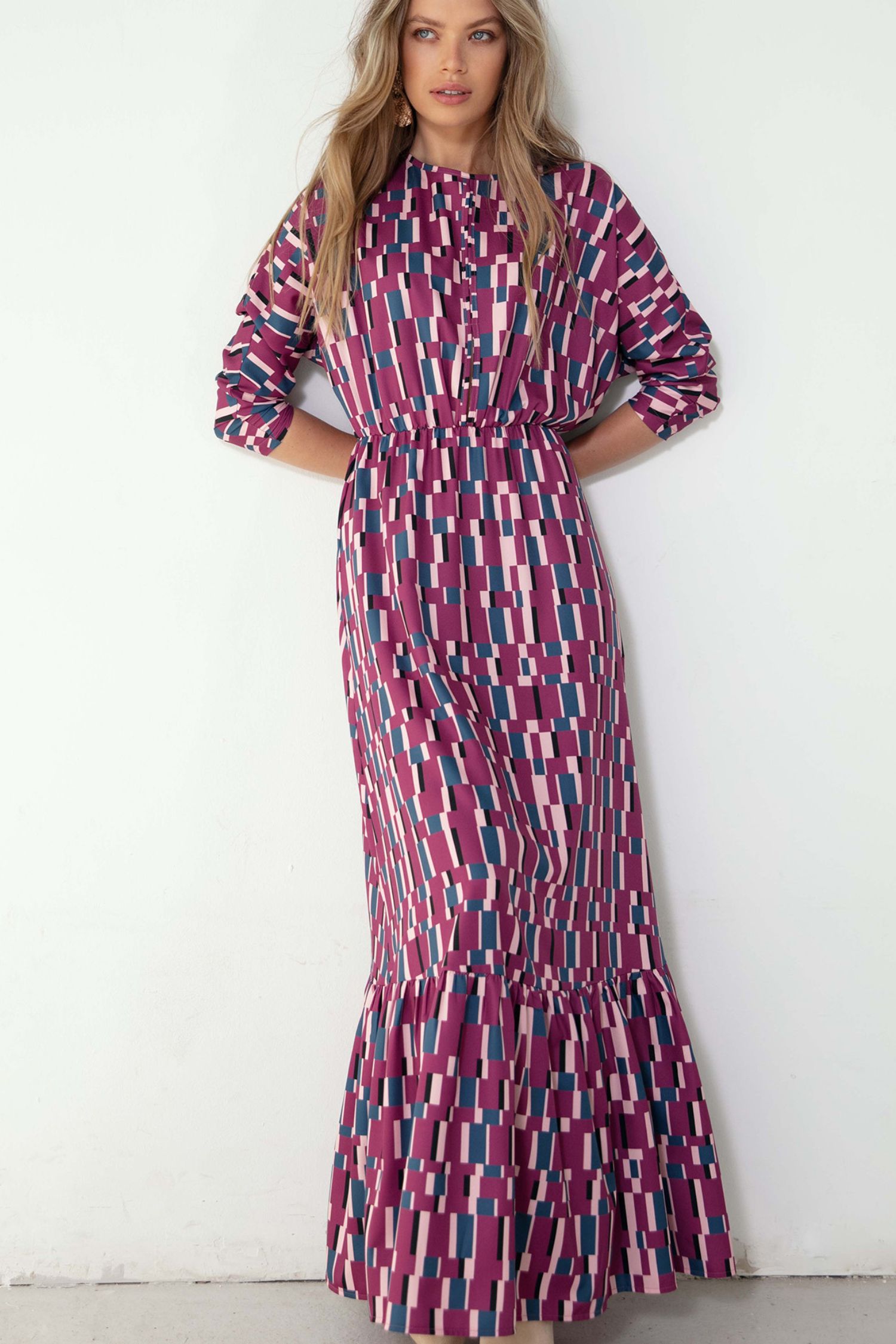 Długa sukienka z falbaną u dołu modny geometryczny nadruk fioletowa