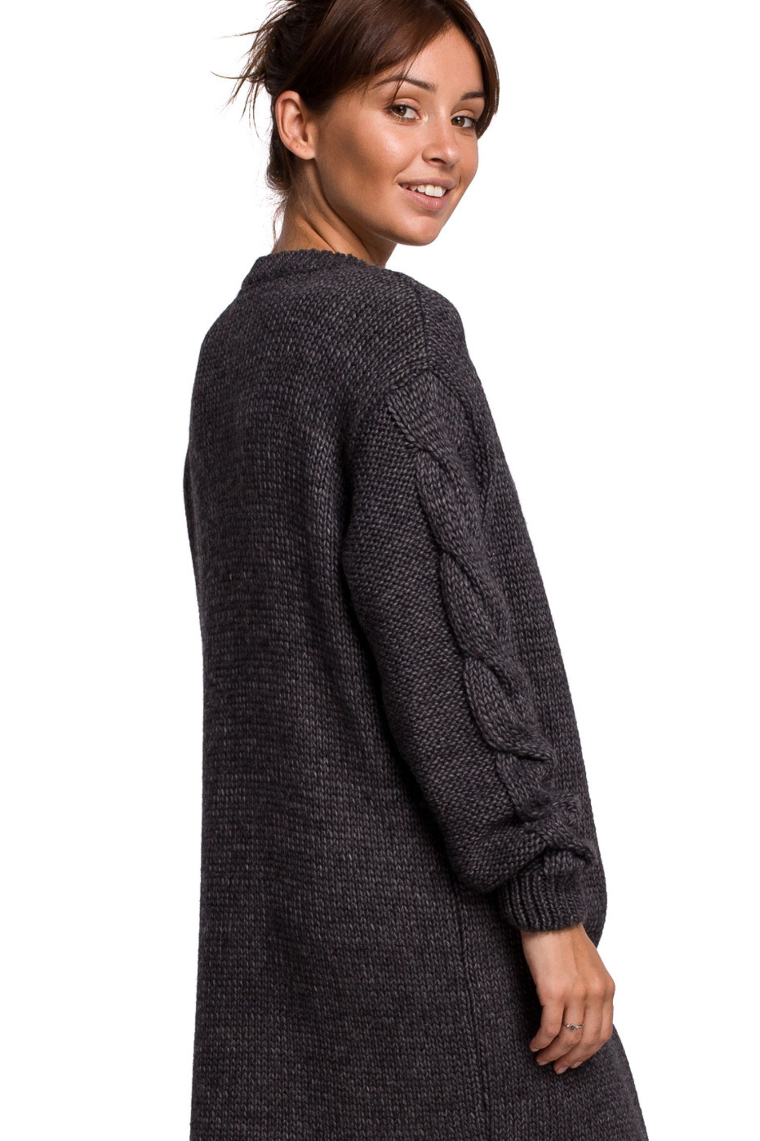 Długi sweter z wełną splot w warkocz grafit miękka przędza