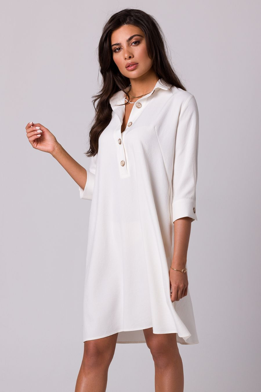 Swobodna sukienka z kołnierzykiem guzikami i kieszeniami ecru