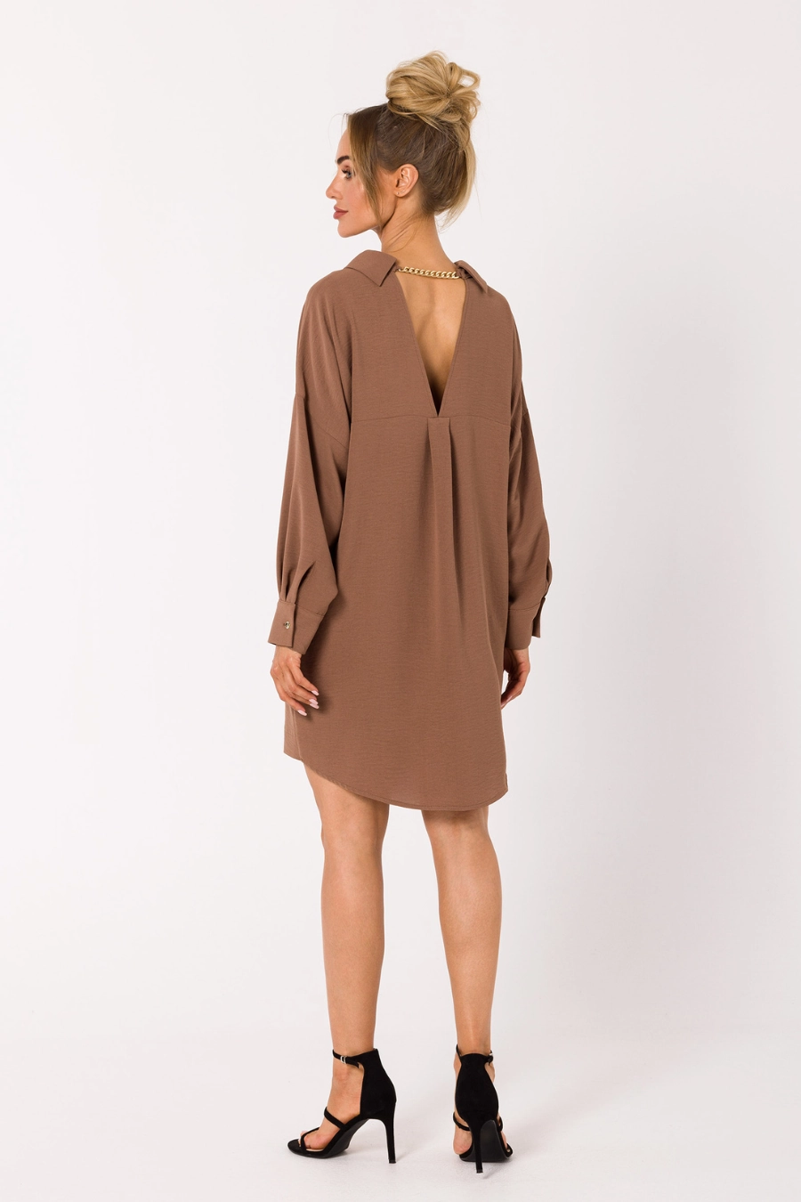 Sukienka koszulowa z dekoltem V na plecach brązowa