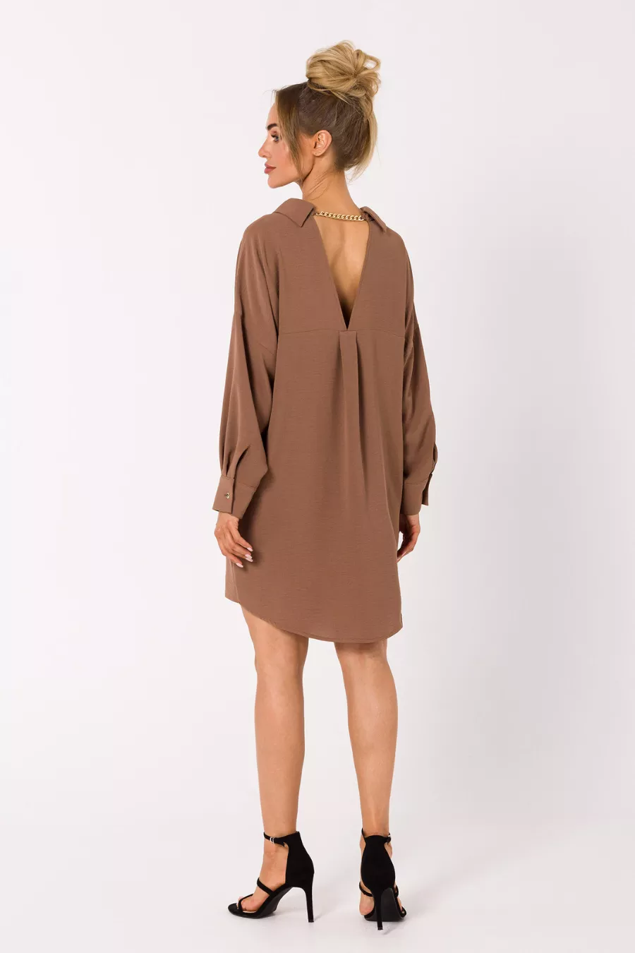 Sukienka koszulowa z dekoltem V na plecach brązowa