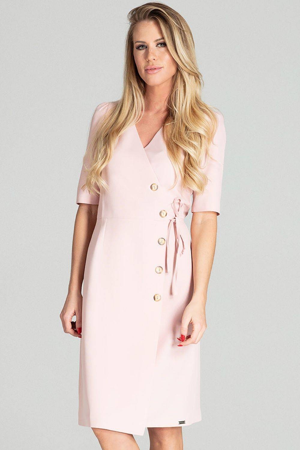 Kopertowa sukienka midi z ozdobnymi guzikami różowa
