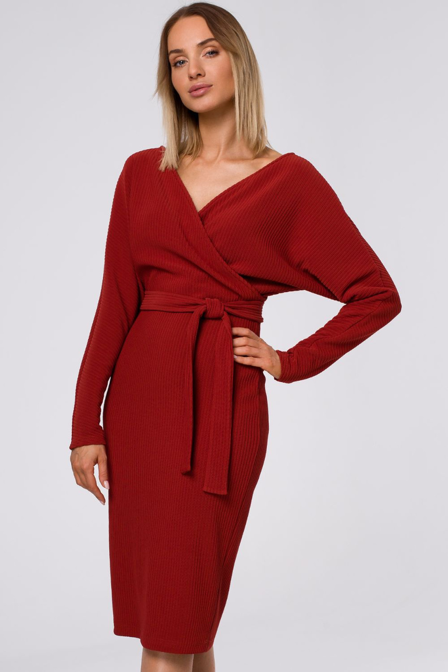 Sukienka dzianinowa ołówkowa z dekoltem V i paskiem cegła