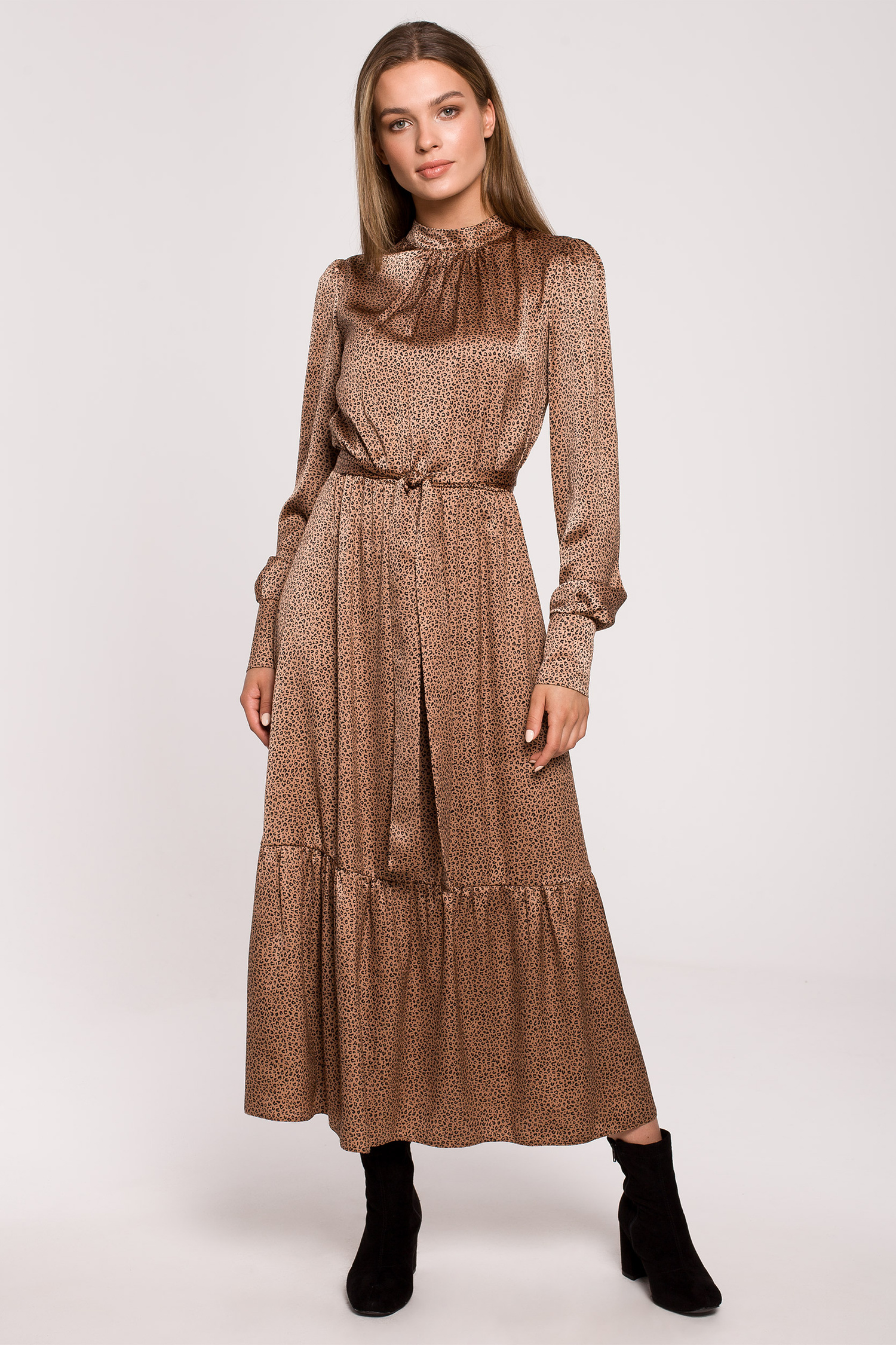 Długa sukienka rozkloszowana w panterkę z falbankami i długim rękawem