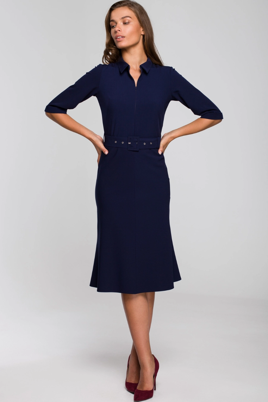 Elegancka sukienka koszulowa z kołnierzykiem paskiem granat