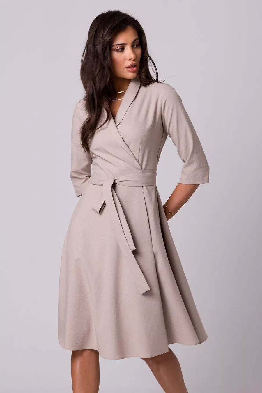 Rozkloszowana sukienka kopertowa z wiązaniem w pasie beżowa