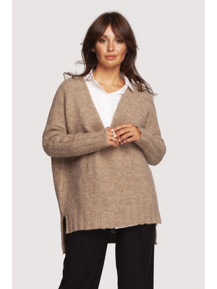 BK083 Sweter z dekoltem i dłuższym tyłem - jasnobrązowy