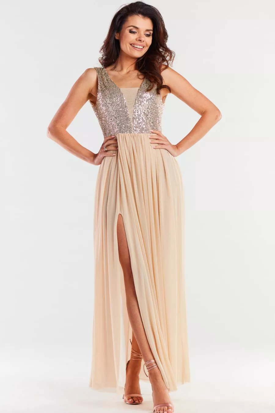Długa sukienka na wesele z rozcięciem beżowa z cekinami
