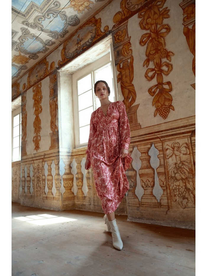 K119 Sukienka maxi z dekoltem V i nadrukiem - model 3