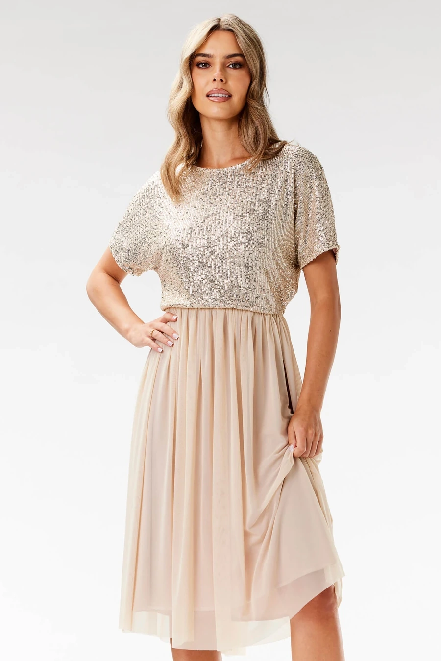 Koktajlowa sukienka na wesele rozkloszowana z cekinami beż