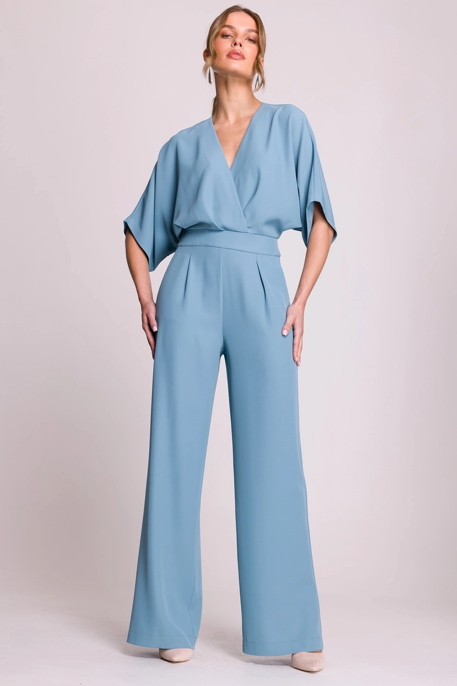 Elegancki kombinezon damski z kopertowym dekoltem niebieski