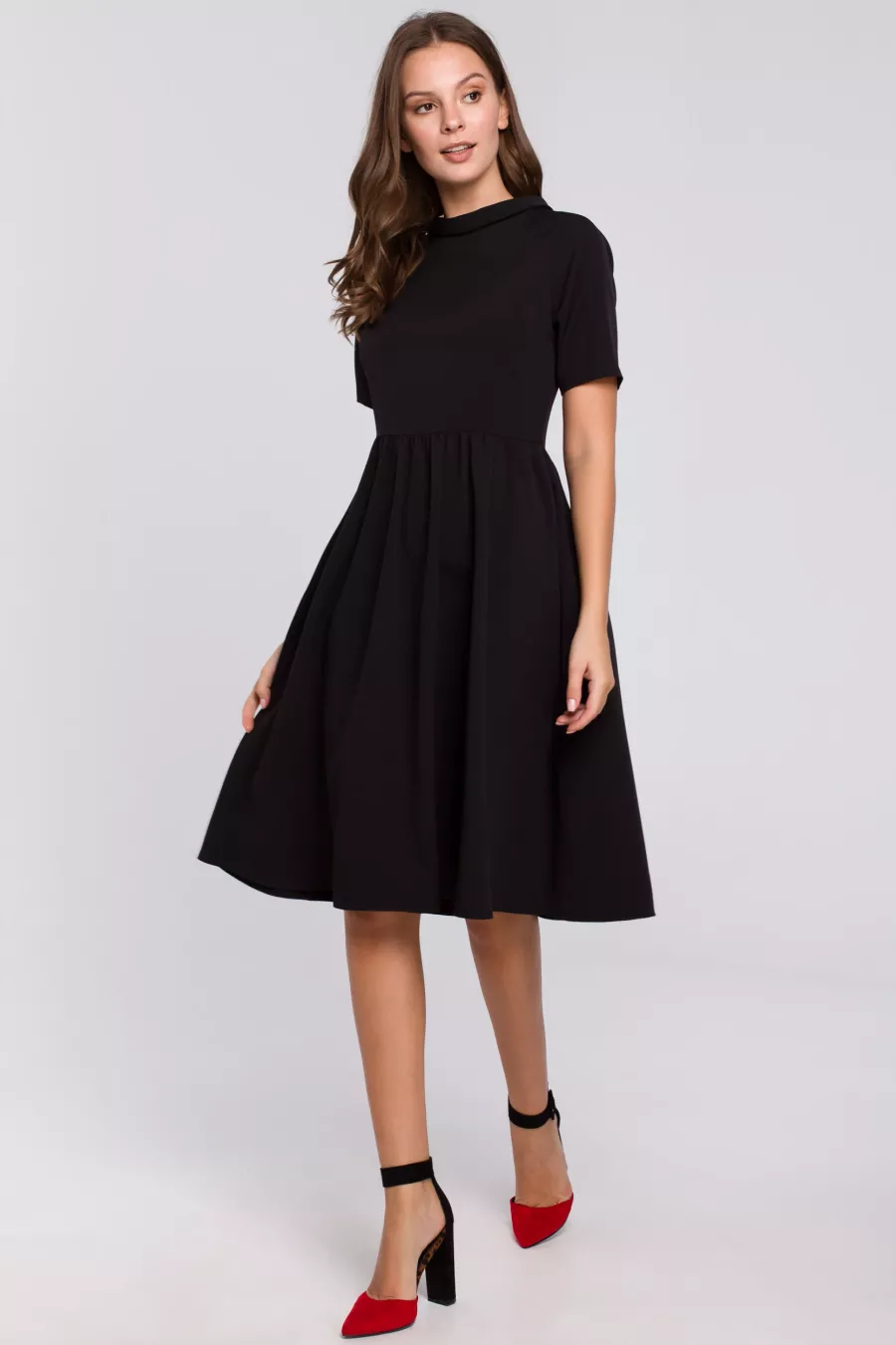 Elegancka rozkloszowana sukienka z wywiniętą stójką czarna