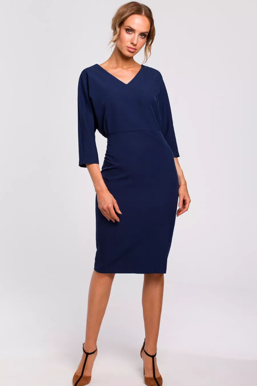 Sukienka ołówkowa zbluzowana góra i dekolt V granatowa