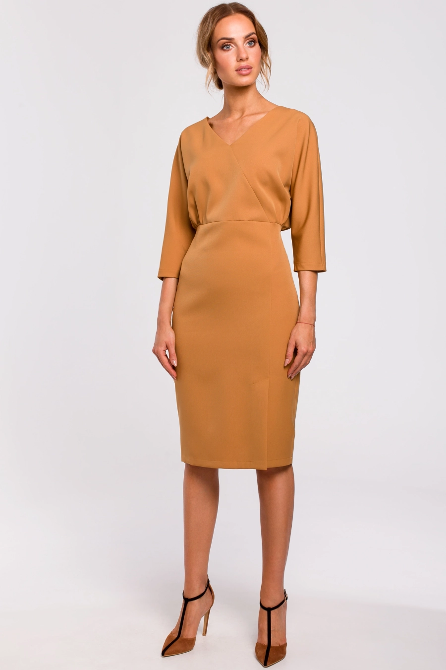 Sukienka ołówkowa zbluzowana góra i dekolt V brązowa