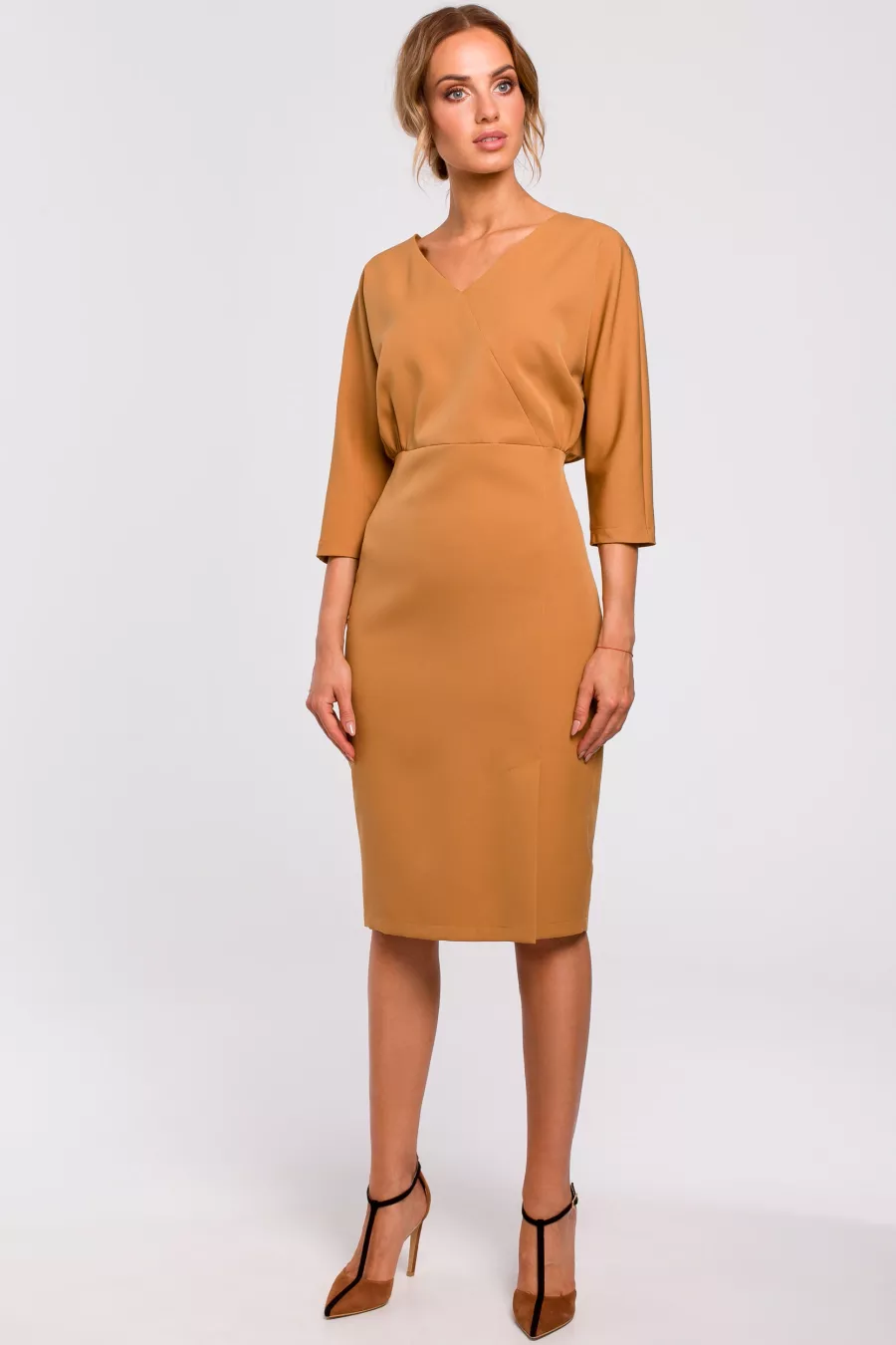 Sukienka ołówkowa zbluzowana góra i dekolt V brązowa