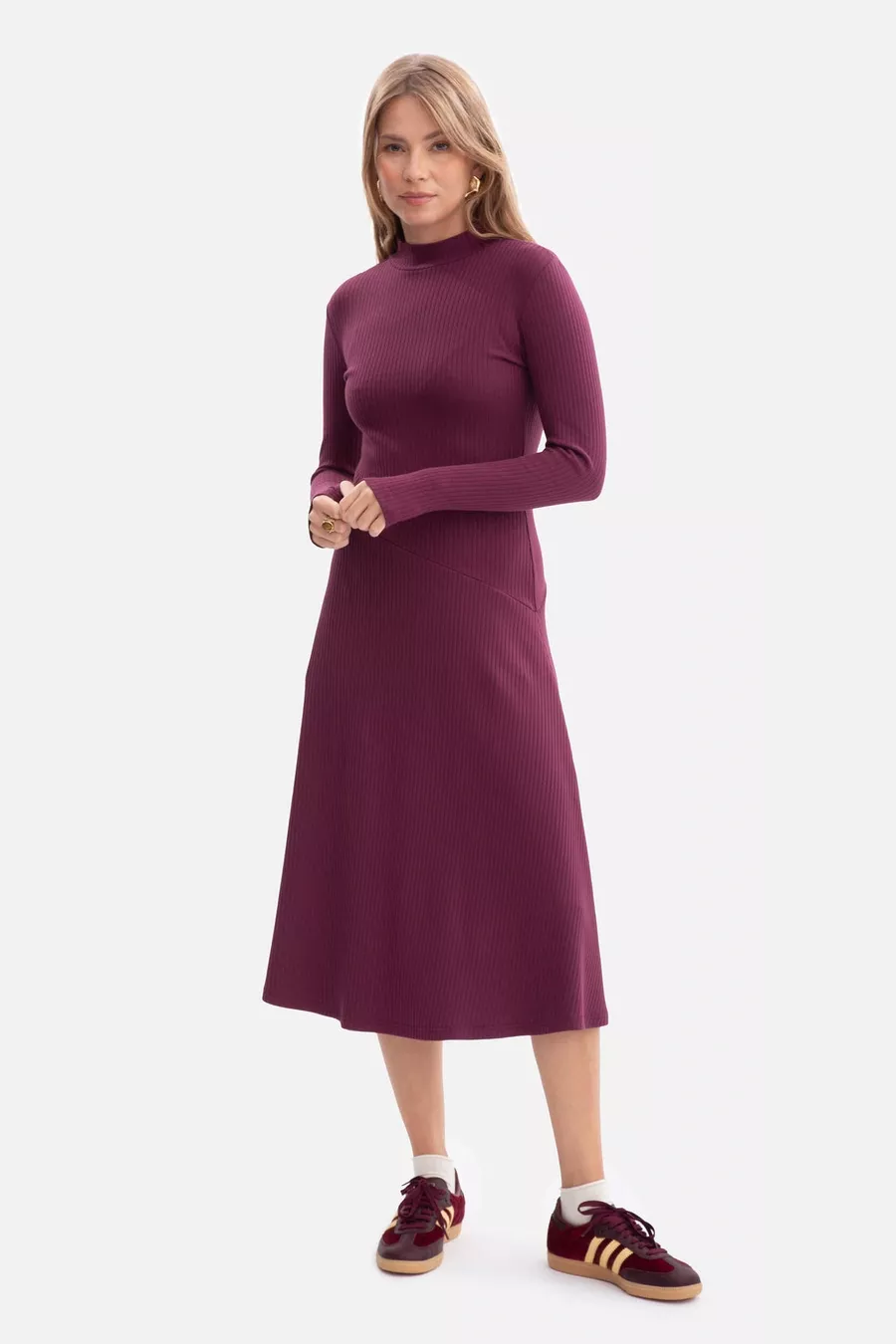 Bawełniana sukienka dzianinowa z golfem rozkloszowana fiolet