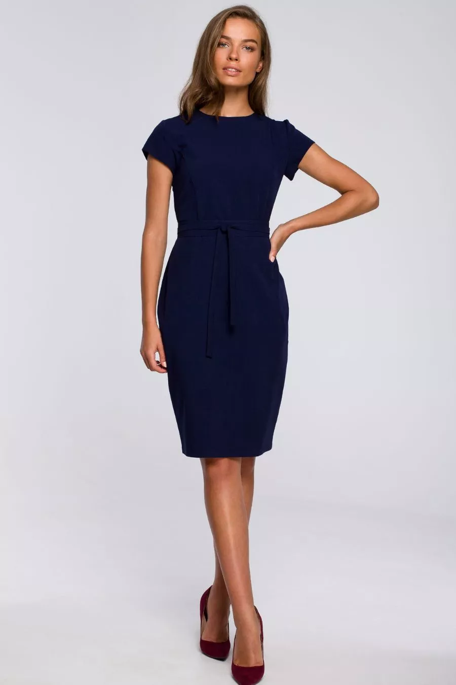 Sukienka ołówkowa z modelującymi przeszyciami granatowa