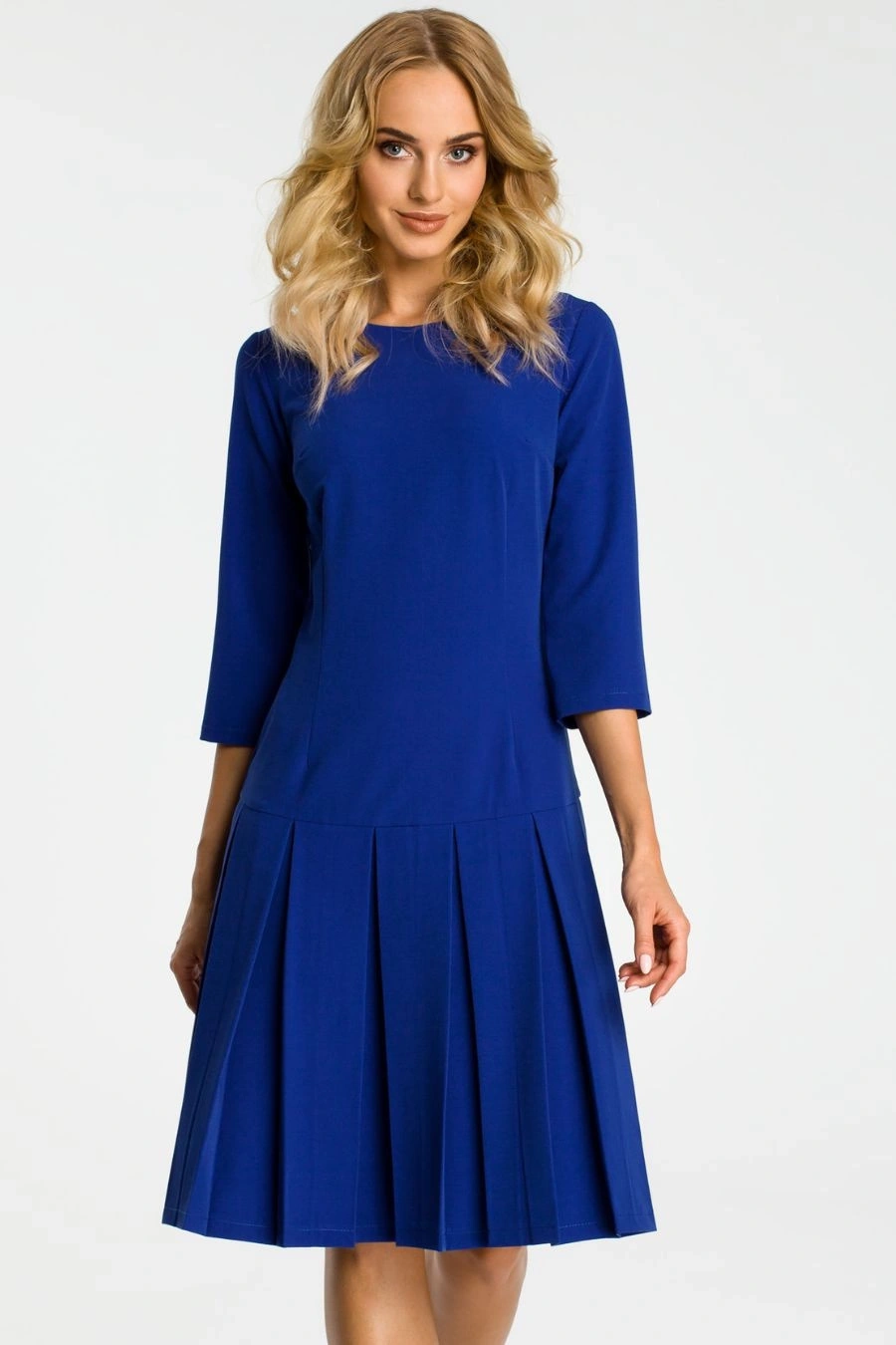 Elegancka sukienka z obniżoną talią i kontrafałdami chabrowa