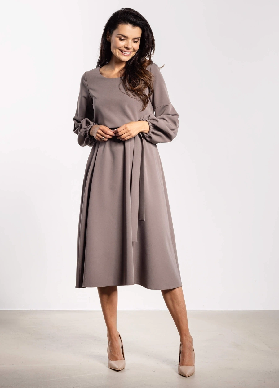 Elegancka sukienka rozkloszowana z długim rękawem taupe