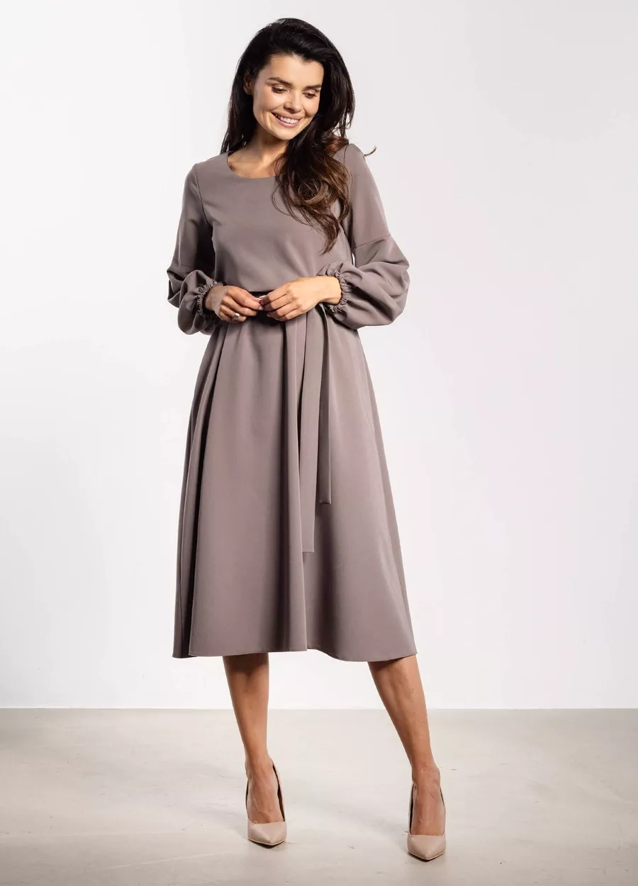Elegancka sukienka rozkloszowana z długim rękawem taupe
