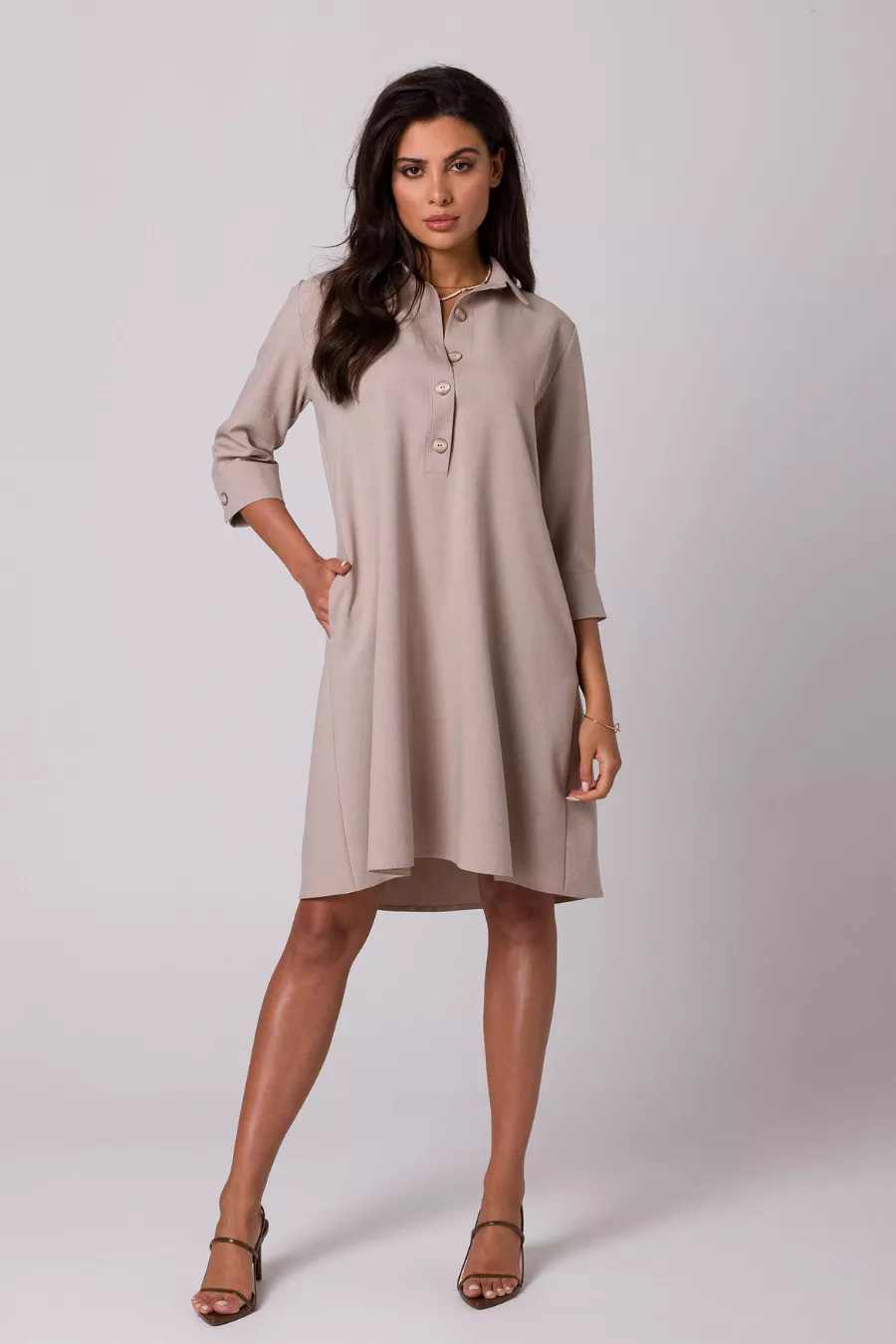 Swobodna sukienka z kołnierzykiem guzikami i kieszeniami beż